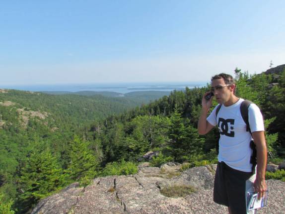 Falando ao telefone no alto do Acadia National Park, no Maine - Estados Unidos